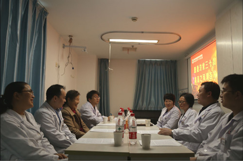 1543979757335477.jpg 医路相伴座谈会_副本.jpg