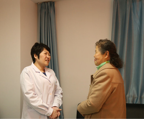 1543979840391638.jpg 盛蕾主任与患者亲切交谈_副本.jpg